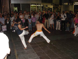 Paris, Fete de la musique; FANTASMA spielt für Capoeira-Tänzer